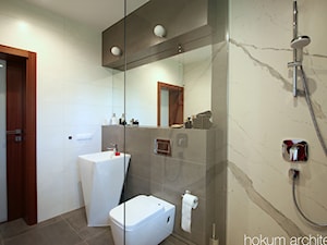 Dom w Izabelinie, 400m2 - Mała bez okna z lustrem łazienka, styl nowoczesny - zdjęcie od Hokum Architekci