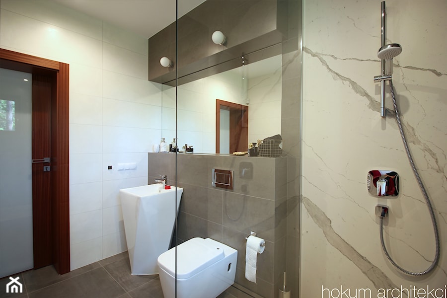 Dom w Izabelinie, 400m2 - Mała bez okna z lustrem łazienka, styl nowoczesny - zdjęcie od Hokum Architekci