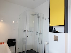 Kolorowy minimalizm, 95m2 - Łazienka, styl nowoczesny - zdjęcie od Hokum Architekci