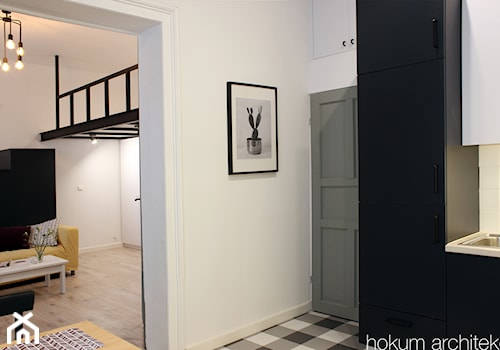 Mieszkanie z antresolą 37m2 - Średnia zamknięta biała z zabudowaną lodówką z nablatowym zlewozmywakiem kuchnia jednorzędowa, styl skandynawski - zdjęcie od Hokum Architekci