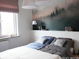 Mieszkanie z widokiem na wodę, 70m2 - Średnia biała sypialnia, styl skandynawski - zdjęcie od Hokum Architekci