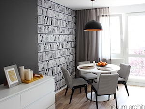 Kolorowe mieszkanie 55m2 - Średnia szara jadalnia w salonie, styl skandynawski - zdjęcie od Hokum Architekci