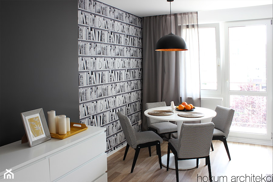 Kolorowe mieszkanie 55m2 - Średnia szara jadalnia w salonie, styl skandynawski - zdjęcie od Hokum Architekci