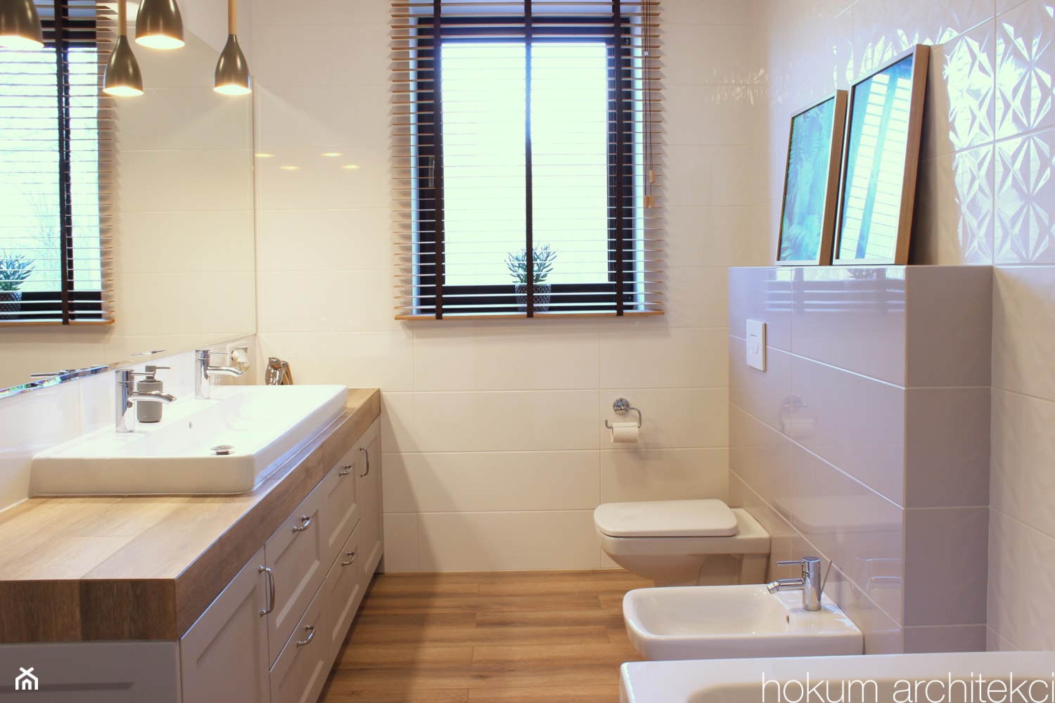 Dom w Zgierzu 150m2 - Mała z dwoma umywalkami łazienka z oknem, styl tradycyjny - zdjęcie od Hokum Architekci - Homebook