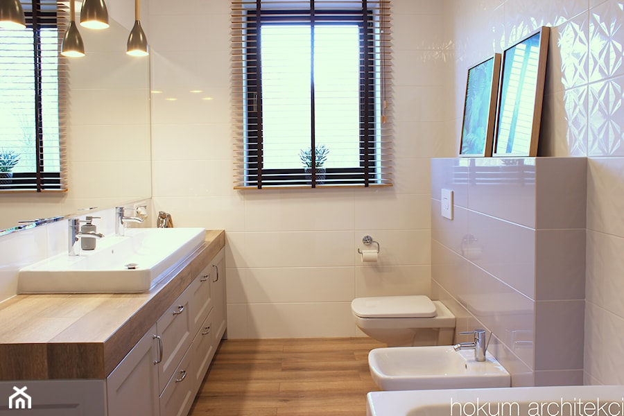 Dom w Zgierzu 150m2 - Mała z dwoma umywalkami łazienka z oknem, styl tradycyjny - zdjęcie od Hokum Architekci