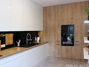 Apartament dla dwojga 81m2 - Mała zamknięta biała z zabudowaną lodówką z nablatowym zlewozmywakiem kuchnia w kształcie litery l, styl nowoczesny - zdjęcie od Hokum Architekci