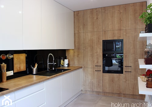 Apartament dla dwojga 81m2 - Mała zamknięta biała z zabudowaną lodówką z nablatowym zlewozmywakiem kuchnia w kształcie litery l, styl nowoczesny - zdjęcie od Hokum Architekci