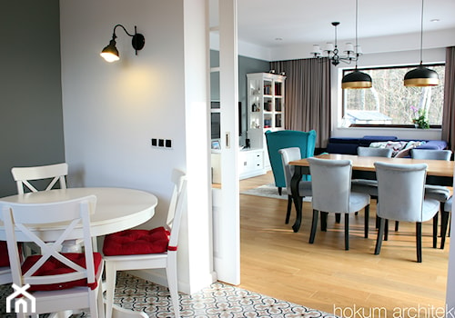 Dom w Zgierzu 150m2 - Średnia biała szara jadalnia w salonie, styl tradycyjny - zdjęcie od Hokum Architekci