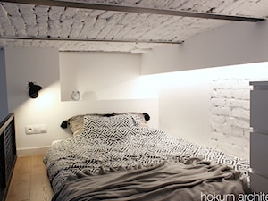 Małe mieszkanie z antresolą, 20m2. - Mała biała sypialnia na antresoli, styl industrialny - zdjęcie od Hokum Architekci