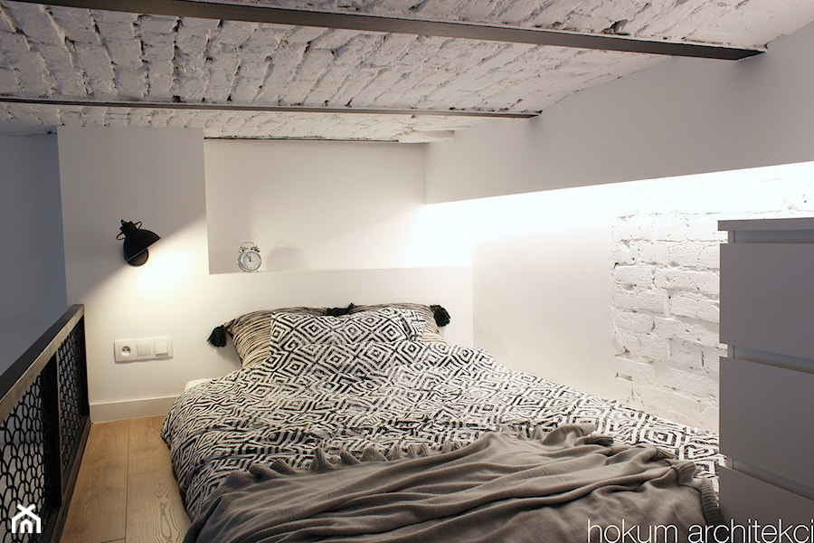 Małe mieszkanie z antresolą, 20m2. - Mała biała sypialnia na antresoli, styl industrialny - zdjęcie od Hokum Architekci