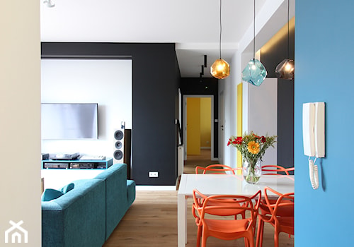 Kolorowy minimalizm, 95m2 - Duży biały czarny niebieski salon z jadalnią, styl nowoczesny - zdjęcie od Hokum Architekci