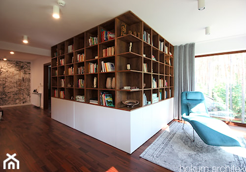 Biblioteka w otwartej przestrzeni - zdjęcie od Hokum Architekci