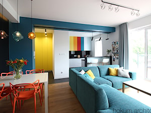 Kolorowy minimalizm, 95m2 - Średni biały czarny niebieski salon z kuchnią z jadalnią z tarasem / balkonem, styl nowoczesny - zdjęcie od Hokum Architekci