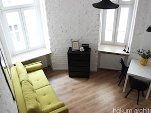 Małe mieszkanie z antresolą, 20m2. - Mały biały salon z jadalnią, styl industrialny - zdjęcie od Hokum Architekci