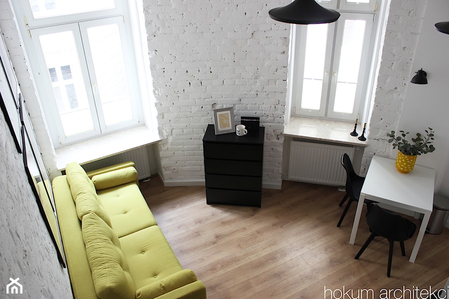 Małe mieszkanie z antresolą, 20m2. - Mały biały salon z jadalnią, styl industrialny - zdjęcie od Hokum Architekci