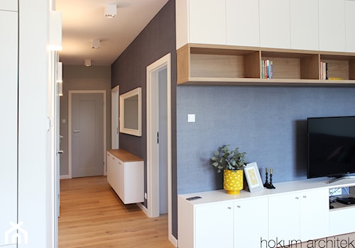 Przytulne mieszkanie, 73m2 - Mały czarny salon, styl skandynawski - zdjęcie od Hokum Architekci