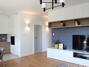 Przytulne mieszkanie, 73m2 - Średni biały szary salon z kuchnią z jadalnią z bibiloteczką, styl skandynawski - zdjęcie od Hokum Architekci