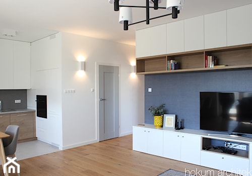 Przytulne mieszkanie, 73m2 - Średni biały szary salon z kuchnią z jadalnią z bibiloteczką, styl skandynawski - zdjęcie od Hokum Architekci