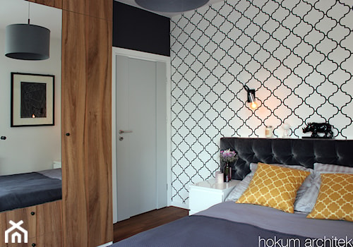 Apartament dla dwojga 81m2 - Mała biała czarna sypialnia, styl glamour - zdjęcie od Hokum Architekci