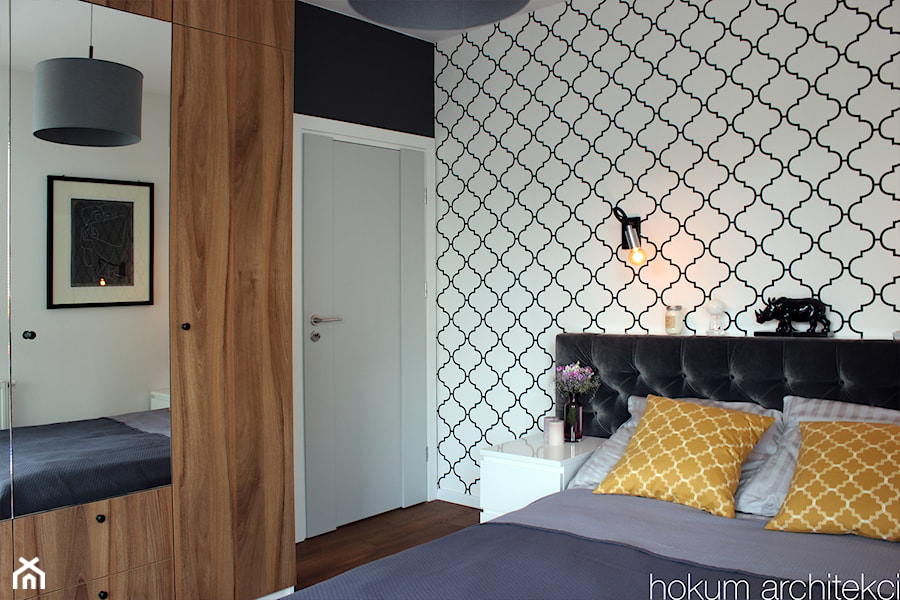 Apartament dla dwojga 81m2 - Mała biała czarna sypialnia, styl glamour - zdjęcie od Hokum Architekci