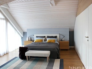 Dom w Klęku 300m2 - Średnia beżowa biała niebieska sypialnia na poddaszu, styl skandynawski - zdjęcie od Hokum Architekci