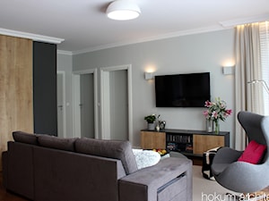 Apartament dla dwojga 81m2 - Mały biały czarny salon, styl nowoczesny - zdjęcie od Hokum Architekci