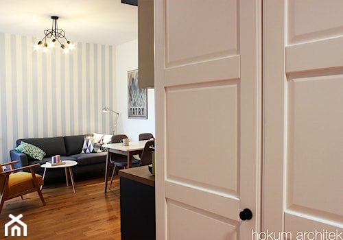 Mieszkanie w odcieniach błękitu 43m2 - Mały hol / przedpokój, styl skandynawski - zdjęcie od Hokum Architekci