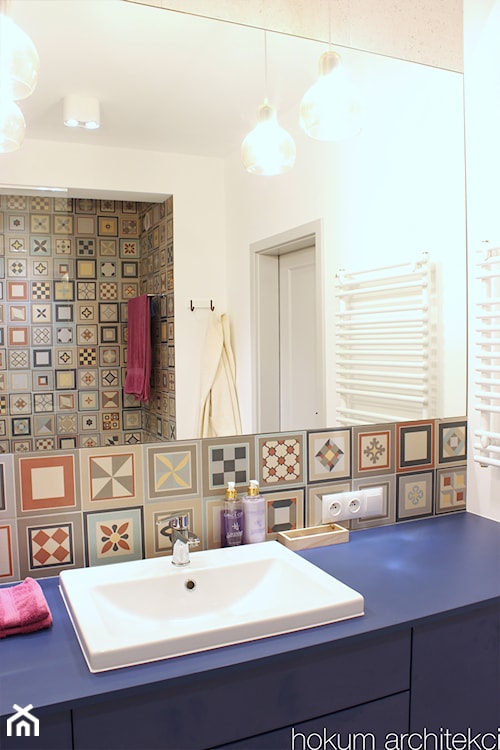 łazienka w stylu skandynawskim, wzorzyste płytki w łazience, granatowa łazienka