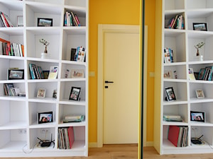 Kolorowy minimalizm, 95m2 - Średnie w osobnym pomieszczeniu białe żółte biuro, styl nowoczesny - zdjęcie od Hokum Architekci