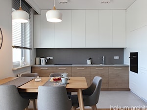 Przytulne mieszkanie, 73m2 - Średnia z salonem biała szara z zabudowaną lodówką z podblatowym zlewozmywakiem kuchnia w kształcie litery l z oknem, styl skandynawski - zdjęcie od Hokum Architekci