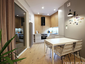 Apartament ze złotymi akcentami, 48m2 - Salon, styl nowoczesny - zdjęcie od Hokum Architekci
