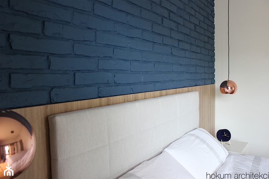 Apartament nad wodą, 90m2 - Mała biała niebieska sypialnia, styl industrialny - zdjęcie od Hokum Architekci