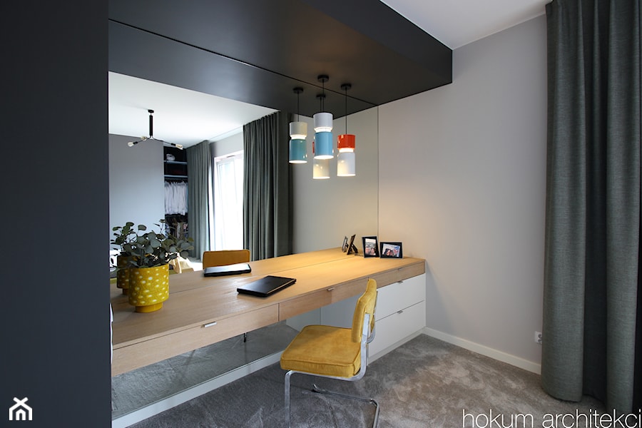 Kolorowy minimalizm, 95m2 - Średnia szara z biurkiem sypialnia, styl nowoczesny - zdjęcie od Hokum Architekci