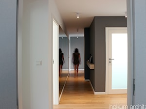 Dom nowoczesny 300m2 - Średni biały czarny hol / przedpokój, styl nowoczesny - zdjęcie od Hokum Architekci