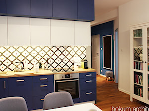Mieszkanie w odcieniach błękitu 43m2 - Mała otwarta beżowa z zabudowaną lodówką z nablatowym zlewozmywakiem kuchnia z granatowymi frontami jednorzędowa, styl skandynawski - zdjęcie od Hokum Architekci