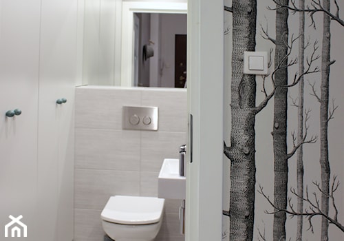 Mieszkanie w leśnym stylu, 80m2 - Mała z lustrem z punktowym oświetleniem łazienka, styl skandynawski - zdjęcie od Hokum Architekci