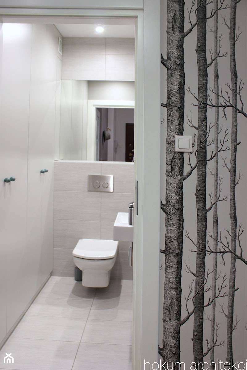 Mieszkanie w leśnym stylu, 80m2 - Mała z lustrem z punktowym oświetleniem łazienka, styl skandynawski - zdjęcie od Hokum Architekci