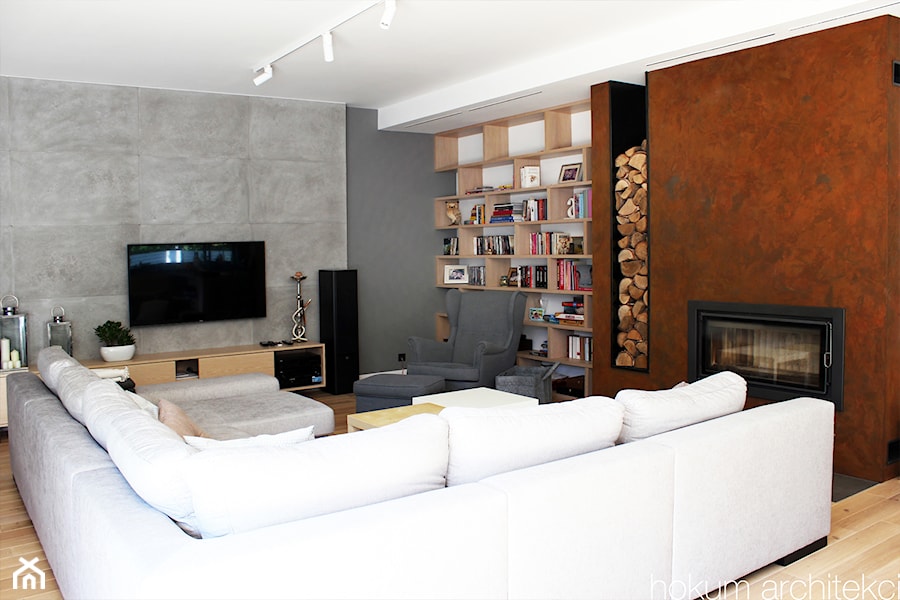 Dom nowoczesny 300m2 - Duży brązowy szary salon z bibiloteczką, styl nowoczesny - zdjęcie od Hokum Architekci