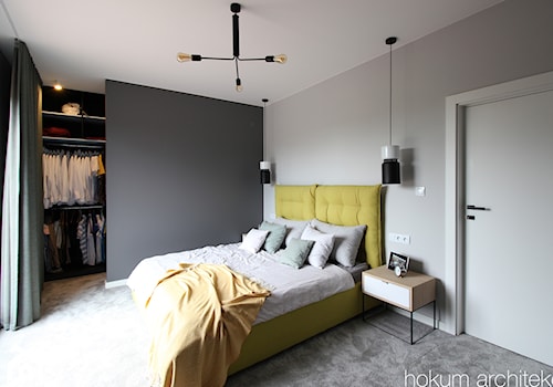 Kolorowy minimalizm, 95m2 - Średnia czarna szara sypialnia z garderobą, styl nowoczesny - zdjęcie od Hokum Architekci