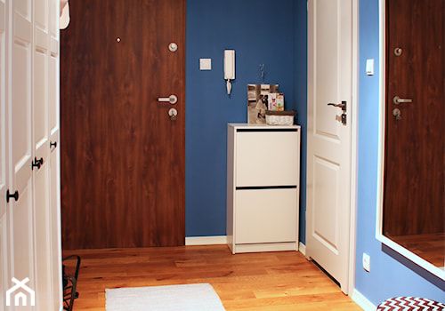 Mieszkanie w odcieniach błękitu 43m2 - Średni niebieski hol / przedpokój, styl skandynawski - zdjęcie od Hokum Architekci