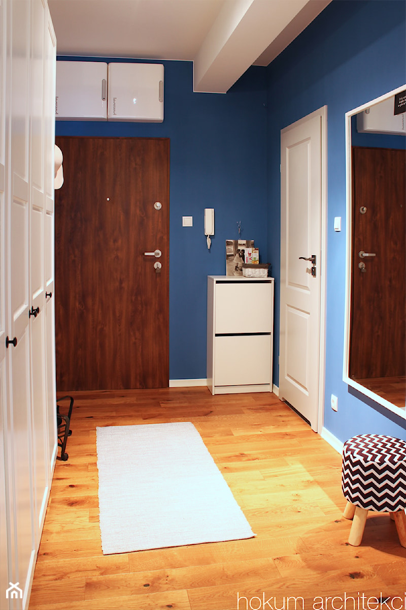 Mieszkanie w odcieniach błękitu 43m2 - Średni niebieski hol / przedpokój, styl skandynawski - zdjęcie od Hokum Architekci