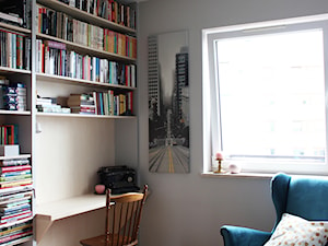 Mieszkanie w leśnym stylu, 80m2 - Małe beżowe białe biuro domowe w pokoju, styl skandynawski - zdjęcie od Hokum Architekci
