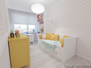 Mieszkanie na Żoliborzu 71m2 - Średni biały różowy pokój dziecka dla dziecka dla nastolatka dla chłopca dla dziewczynki, styl skandynawski - zdjęcie od Hokum Architekci