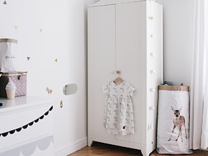 Stary dom w Milanówku pod Warszawą. - Mały biały pokój dziecka dla dziecka dla chłopca dla dziewczynki, styl skandynawski - zdjęcie od Ms Baika