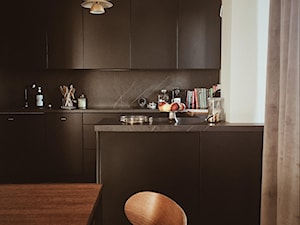 Konkurs O!Twórz Mieszkanie - Średnia otwarta z zabudowaną lodówką kuchnia dwurzędowa z oknem z marmurem nad blatem kuchennym, styl nowoczesny - zdjęcie od PORTA DRZWI