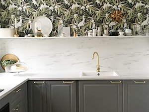 Konkurs O!Twórz Mieszkanie - Z zabudowaną lodówką z podblatowym zlewozmywakiem kuchnia w kształcie litery l z marmurem nad blatem kuchennym, styl nowoczesny - zdjęcie od PORTA DRZWI