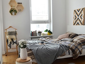 Inspiracje - Średnia biała sypialnia, styl skandynawski - zdjęcie od PORTA DRZWI