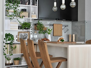 Konkurs O!Twórz Mieszkanie - Mała otwarta z salonem biała szara kuchnia w kształcie litery l z marmurem nad blatem kuchennym, styl skandynawski - zdjęcie od PORTA DRZWI