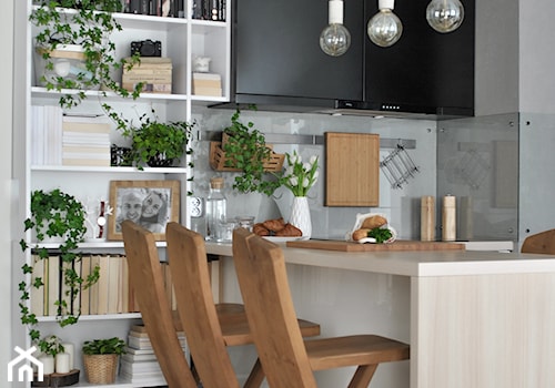 Konkurs O!Twórz Mieszkanie - Mała otwarta z salonem biała szara kuchnia w kształcie litery l z marmu ... - zdjęcie od PORTA DRZWI