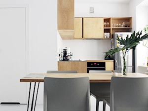 Konkurs O!Twórz Mieszkanie - Mała otwarta z salonem biała z zabudowaną lodówką z lodówką wolnostojącą kuchnia w kształcie litery l z oknem, styl minimalistyczny - zdjęcie od PORTA DRZWI